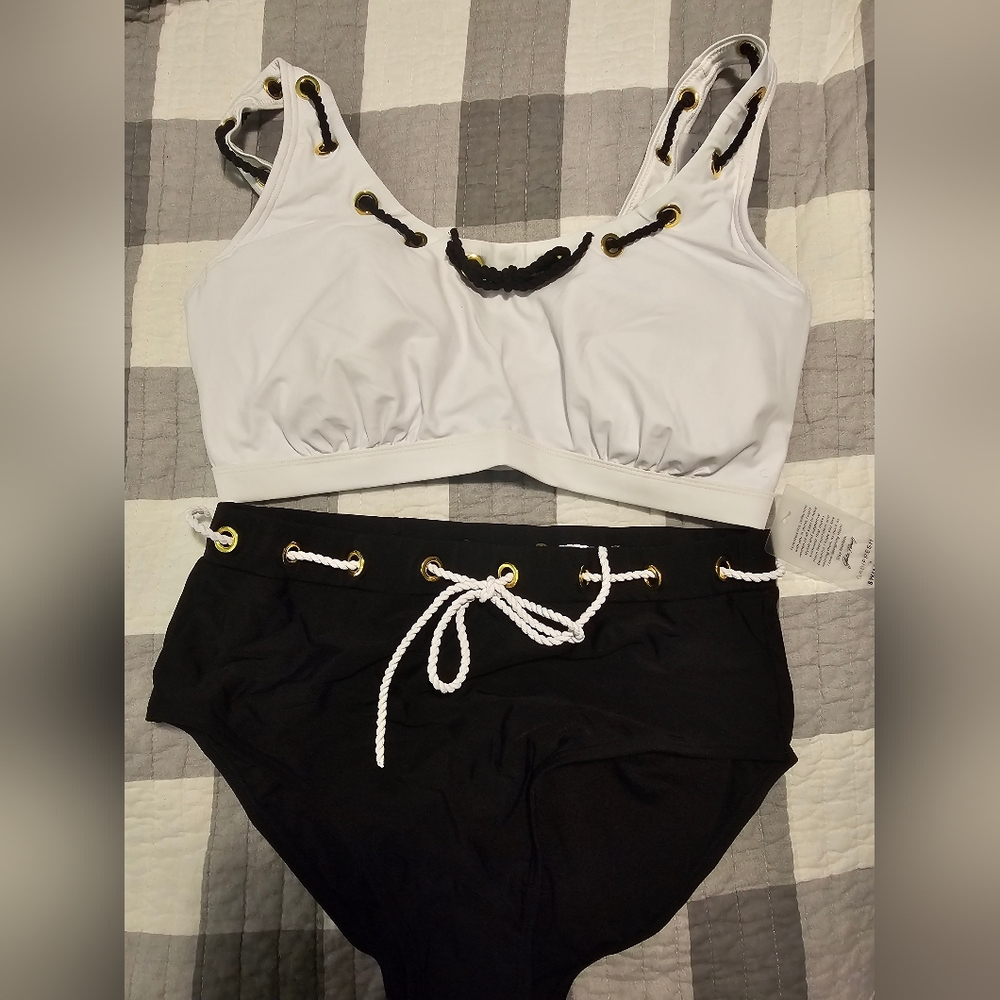 Top size 18 G/H, size 20 bottom